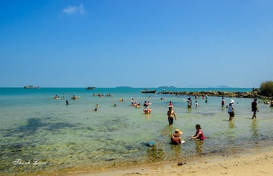 Ngoài hoạt động bơi lội, du khách còn có thể lặn ngắm san hô, câu mực...