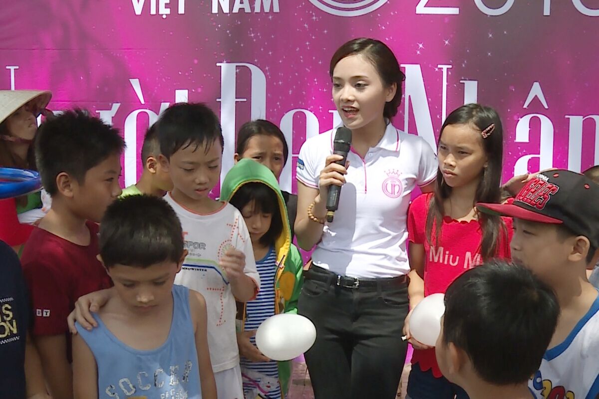 Hoa hậu Việt Nam 2016: &quot;Người đẹp xứ Chè&quot; Tố Như bị nghệ sĩ Trấn Thành &quot;tấn công&quot;
