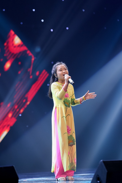 Đáng chú ý là phần thể hiện mở màn của thí sinh Nguyễn Hoàng Mai Anh (10 tuổi) với ca khúc Tàu anh qua núi. Với ngoại hình nhỏ nhắn, dễ thương trong bộ trang phục áo dài uyển chuyển cùng giọng hát mềm mượt, nhẹ nhàng, Mai Anh đã “ghi điểm” tuyệt đối và khiến các Huấn luyện viên “chao đảo” trước phần trình diễn tự tin trên sân khấu. Cả 4 Huấn luyện viên đã đồng loạt đứng dậy vỗ tay cổ vũ nồng nhiệt cho Mai Anh. Đông Nhi tha thiết: “Vì yêu con nên cô sẽ nguyện sẽ bắt cầu, bao nhiêu cái núi cô Nhi cũng trèo” nhưng cô bé đã chọn Noo Phước Thịnh với lý lẽ thuyết phục: “Giọng hát con quá mượt mà và chú sẽ làm cho con phát triển trên chính giọng hát đó của con.”
