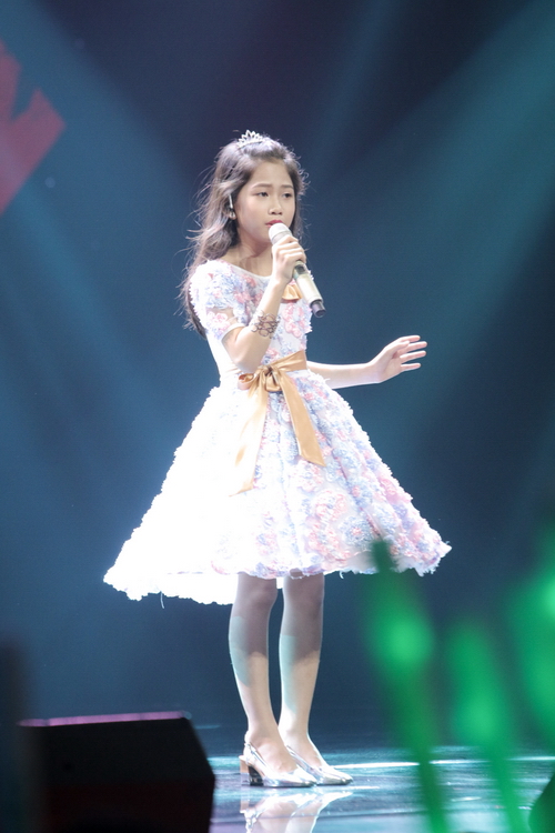 Cô bé Trần Minh Nguyệt khoe giọng hát nhẹ nhàng, trong trẻo qua ca khúc Can you feel the love to night. Noo Phước Thịnh chia sẻ rằng khi Minh Nguyệt hát ca khúc này đã giúp anh nhớ lại những tháng ngày của tuổi thơ.