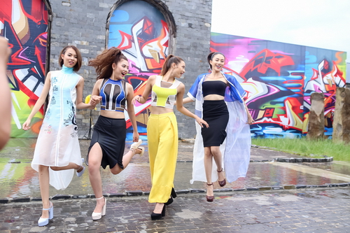 Ở phần chụp hình team, 4 cô nàng trong đội Hồ Ngọc Hà đã tạo dáng rất tốt với biểu cảm ngạc nhiên xen lẫn vui tươi khi chiếc xe hơi chạy ngang qua và bắn nước tung tóe.
