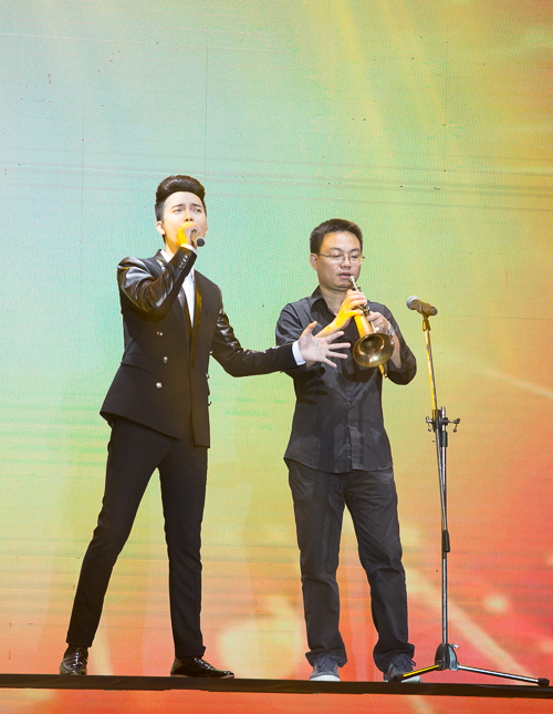 “Hoàng tử buồn” Tuấn Phương tiếp tục mang đến phần trình diễn sâu lắng nhưng không kém phần da diết và nồng nàn với Chuyện của mặt trời, chuyện của chúng ta kết hợp với tiếng kèn Trumpet Trung đông. Đặc biệt, ở phần trình diễn kế đó, Tuấn Phương đã khiến các Huấn luyện viên và khán giả bất ngờ khi thể hiện một bài hát có tiết tấu nhanh mang tên Muối ớt. Anh đã hoàn toàn “lột xác” với một phần dự thi mới mẻ, khác với phong cách thường thấy của một Tuấn Phương nhẹ nhàng.