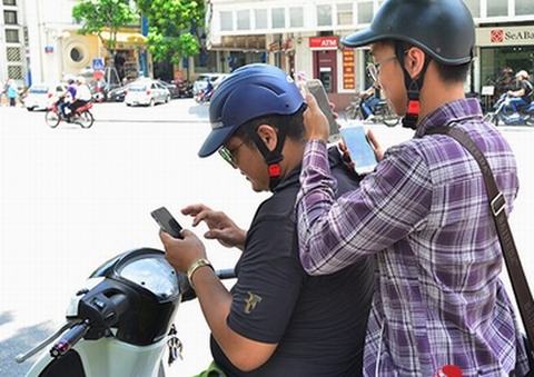 Bị phạt vì mải &quot;bắt&quot; pokemon trên phố Hà Nội