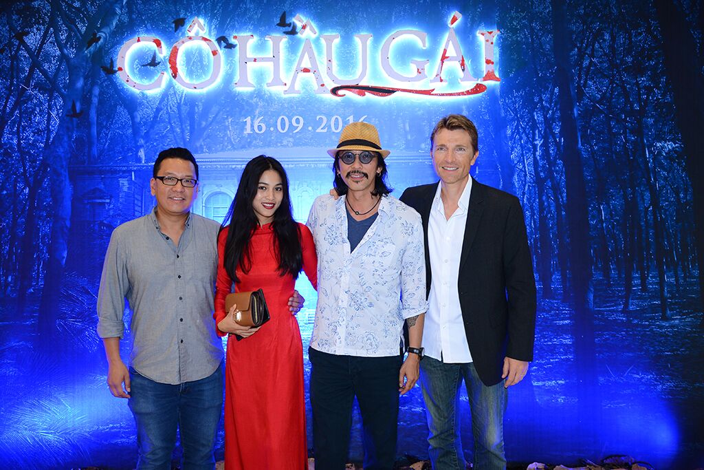 Ekip sản xuất ra mắt trong showcase