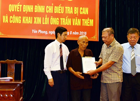 Ông Đoàn Tất Kỉnh trao Quyết định đình chỉ điều tra bị can đối với ông Thêm