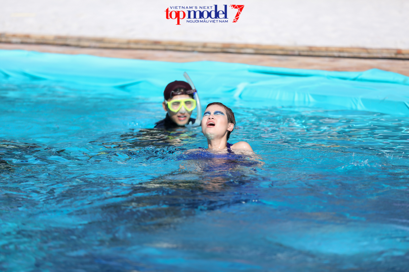 Vietnam's Next Top Model: &quot;Nấm lùn&quot; Thùy Trâm khóc tức tưởi vì bị loại?