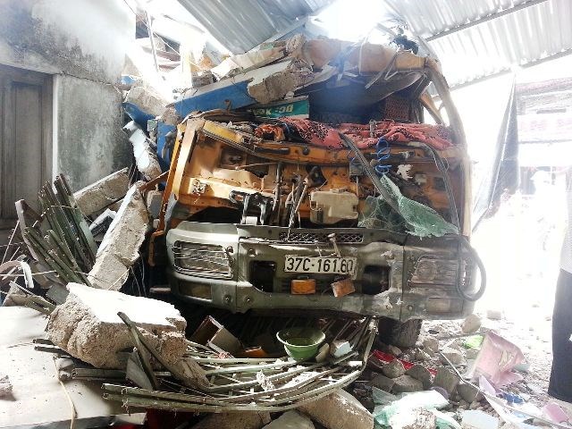 Xe tải lao vào quán ăn làm nhiều người bị thương