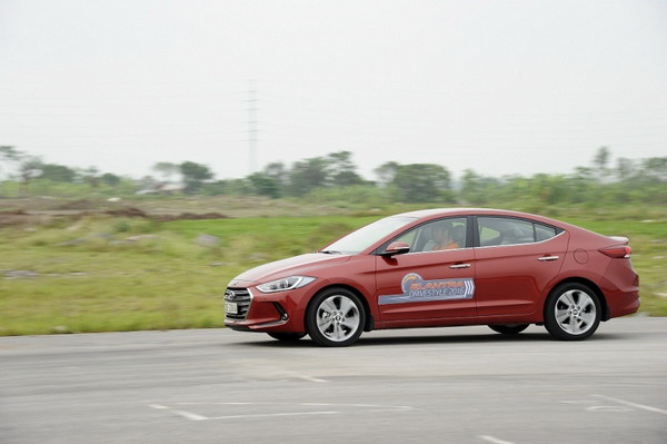 Hyundai Elantra 2016 tiêu thụ 5,6 lít xăng/100 km