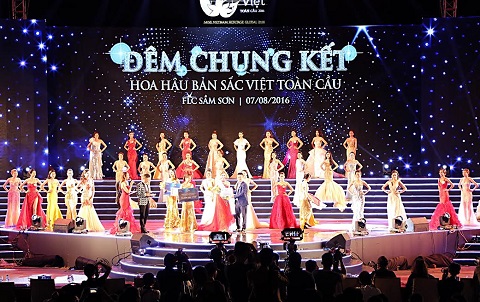 ông Phamh Thanh Tùng, Giám đốc kinh doanh Công ty chăn ga gối đệm Hanvico trao giải Người đẹp thân thiện cho Anna Mỹ Linh Phạm.