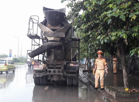 Trên đường đi học, bé gái 11 tuổi bị xe bồn đâm chết thảm