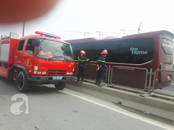 Hà Nội: Đường trên cao kẹt cứng hàng chục km do bình gas văng ngổn ngang