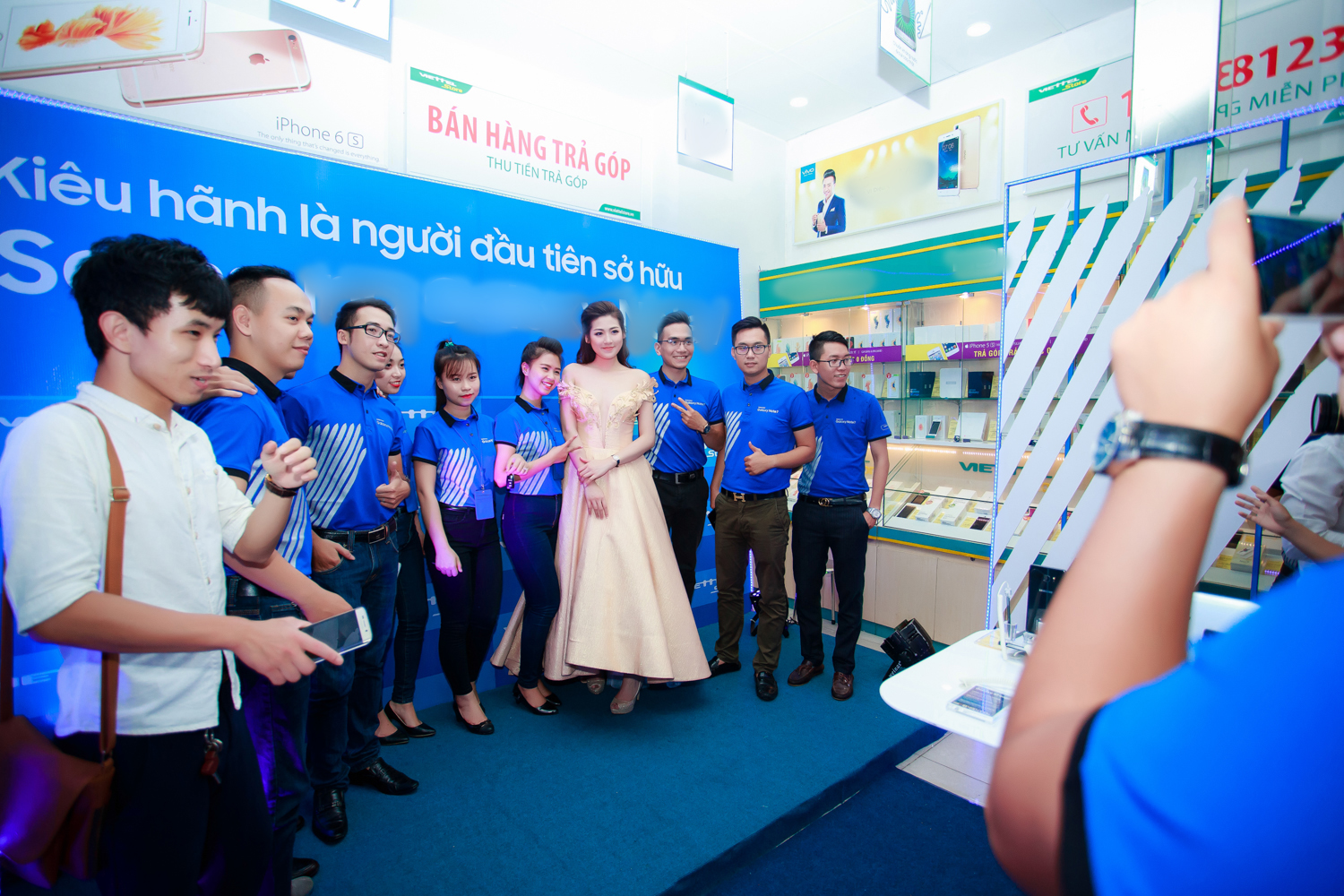 Sau đó cô tranh thủ đi dự event