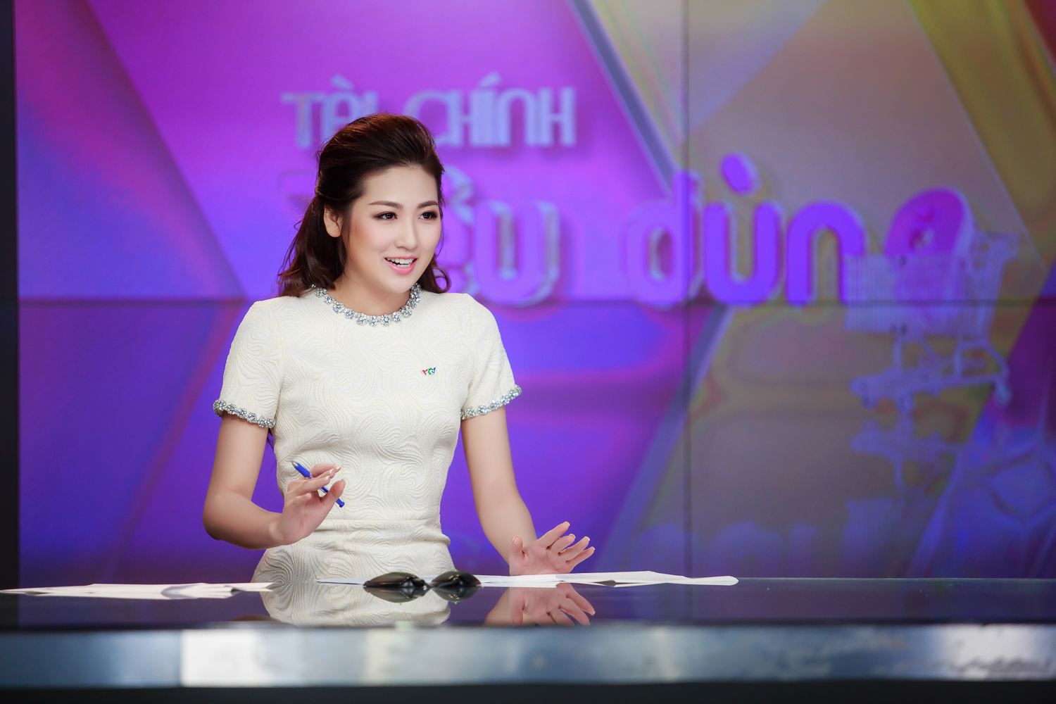 Á hậu Tú Anh &quot;chạm ngõ&quot; VTV24 với vai trò MC