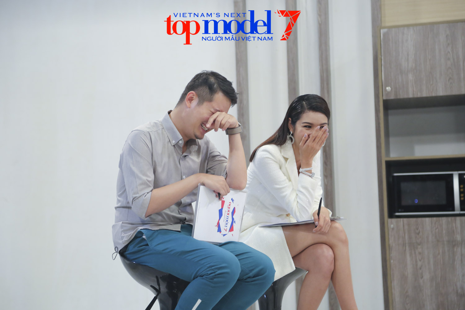 Các thí sinh khiến Á hậu Quốc tế Thùy Vân và giám khảo Samuel Hoàng bật cười 