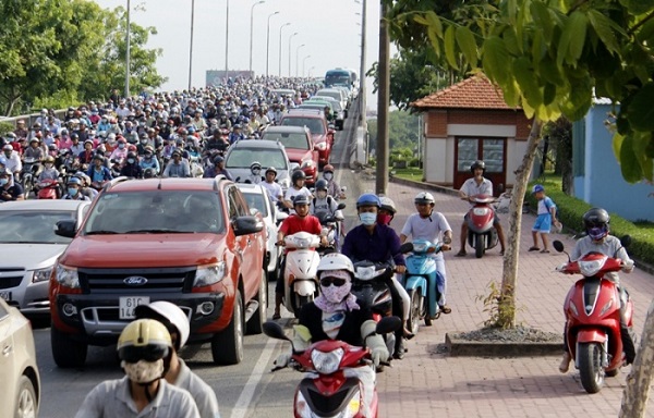 Đi xe lên vỉa hè