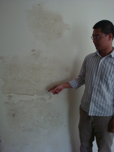 Nhiều mảng tường bên ngoài hành lang bị ngấm, mốc