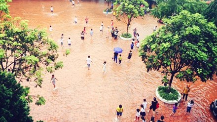 Sau cơn mưa lớn, phụ huynh hốt hoảng lội nước tìm con