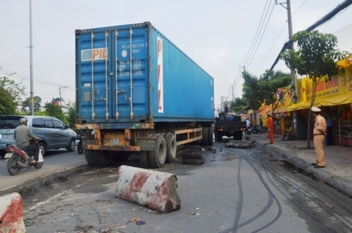 Người đàn ông thoát chết thần kỳ khi bị cuốn vào container