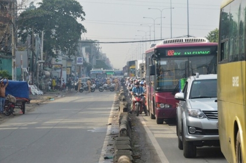 Một làn xe máy bị phong tỏa, giao thông ùn ứ