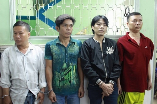 Các đối tượng  tại cơ quan công an.