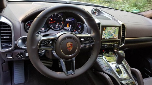 Buồng lái hơi rối mắt củaPorsche Cayenne Turbo S 2016