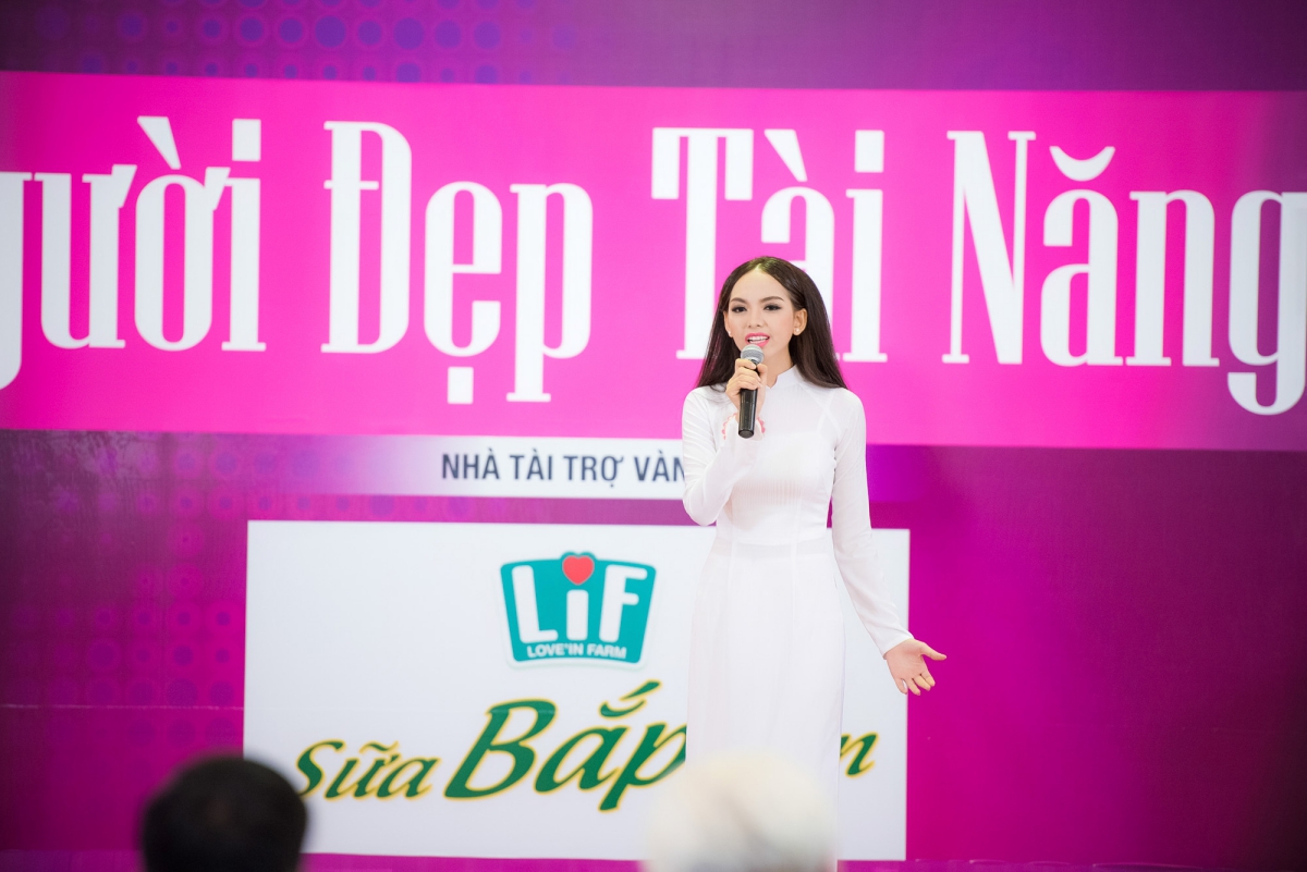 Lục Thị Thu Thảo (SBD 226) mặc áo dài trắng tinh khôi thể hiện ca khúc