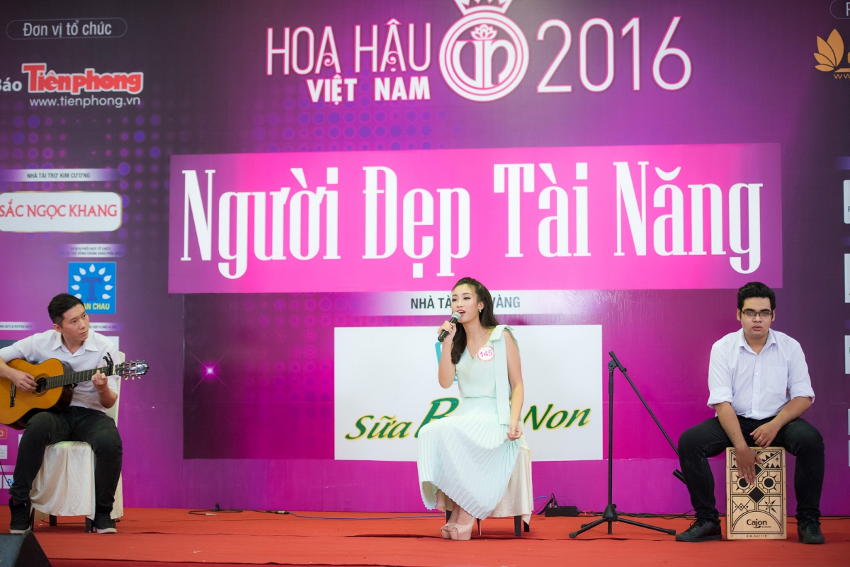 Đỗ Mỹ Linh (SBD 145) hát mộc ca khúc “Chiều nay không có mưa bay” trên nền guitar và cajon hỗ trợ. Dù hơi run dẫn đến hát sai lời, màn thể hiện ngọt ngào như ca sĩ của người đẹp Ngoại thương nhận được sự cổ vũ nồng nhiệt từ khán giả