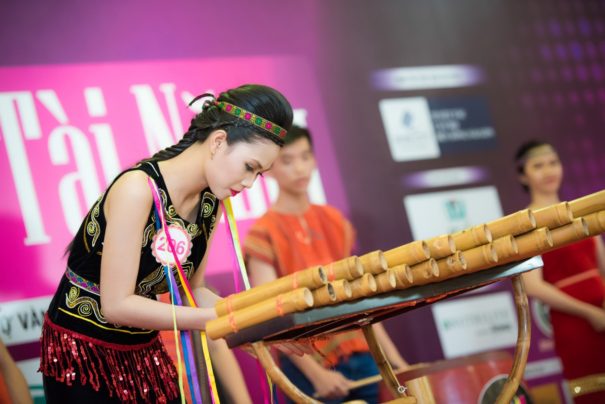 Hoàng Thị Phương Thảo (SBD 206) độc tấu đàn K'lông Put ca khúc “Mùa xuân đến” của nhạc sĩ Hữu Xuân. Tiết mục có đội hình hỗ trợ hoành tráng với 13 nghệ sĩ trong trang phục dân tộc, thổi bùng không khí sân khấu với giai điệu cùng màu sắc Tây Nguyên hào hùng. Phương Thảo vừa biểu diễn trên nền nhạc, vừa khoe tài nghệ với đàn K'lông Put.