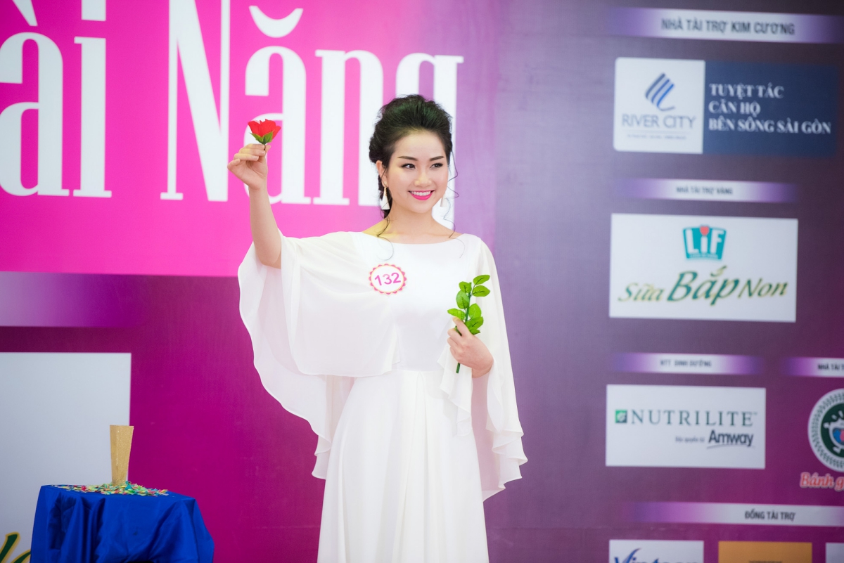 Phùng Lan Hương (SBD 132) tham gia phần thi tài năng với tiết mục ảo thuật. Trên nền nhạc “My heart will go on”, Lan Hương hoá thành ảo thuật gia xinh đẹp làm biến mất hoa hồng trong sự ngạc nhiên của khán giả. Cô bất ngờ mời lên sân khấu bạn diễn là thí sinh Nguyễn Thuỳ Linh cùng thể hiện màn cầm khăn trải bàn, nhấc bổng chiếc bàn lơ lửng trong không trung