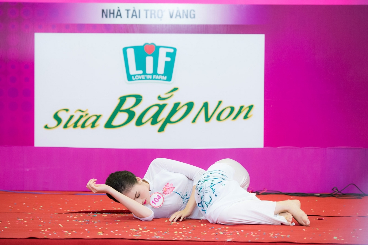 Trần Thị Thu Hiền (SBD 104) mặc áo dài hoa sen múa đương đại trên nền nhạc xúc động của ca khúc “Mẹ ơi đừng bỏ con”.