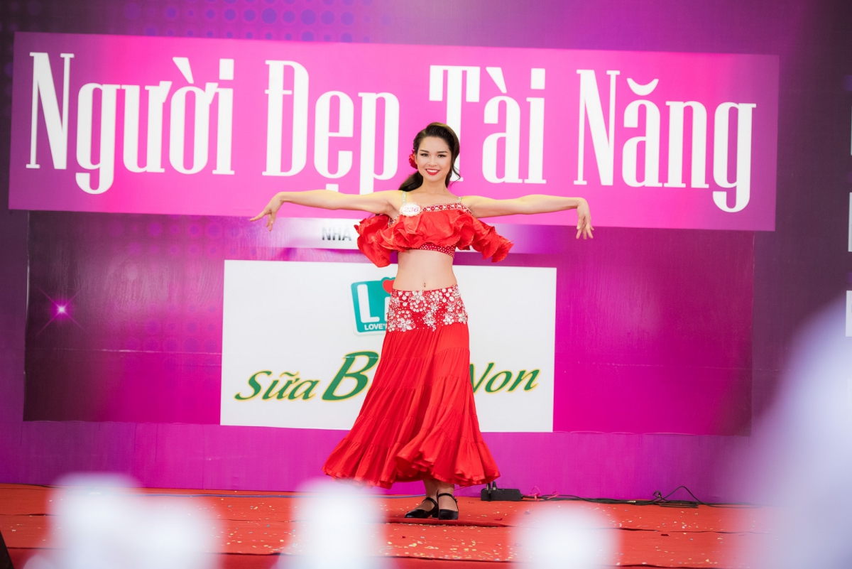 Phan Thu Phương (SBD 296) thổi bùng không khí với màn nhảy Nhảy Flamingo sôi động. Cô mặc trang phục nổi bật, khoe eo thon cùng vai trần gợi cảm trong từng điệu nhảy khiến khán giả hào hứng hưởng ứng