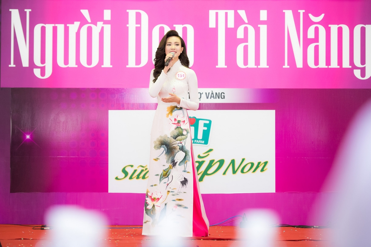 Sái Thị Hương Ly (SBD 151) thuyết trình bằng tiếng Anh với chủ đề “Tình yêu Tổ Quốc”. Vốn sở hữu vốn ngoại ngữ trôi chảy và cố gắng luyện tập trước đó, Hương Ly tự tin hoàn thành phần thuyết trình, tạo điểm nhấn nổi bật cho đêm thi. Cô cũng chuyển trước phần lời dịch cho Ban giám khảo để tiện theo dõi
