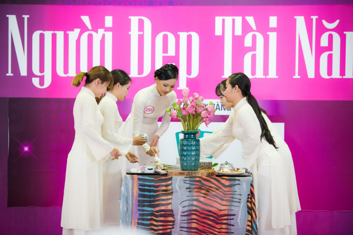Trần Thị Thuỳ Trang (SBD 255) mặc áo dài trắng thể hiện tài năng múa ẩm thực khá lạ và độc đáo. Người đẹp sau đó mời Ban giám khảo thưởng thức cơm sen, chè nhãn bọc hạt sen mà cô trổ tài trên sân khấu.