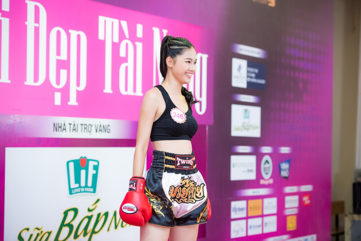 Ngô Thanh Thanh Tú (SBD 234) mặc đồ thể thao khoẻ khoắn khoe tài boxing, môn thể thao thường gắn liền với phái mạnh. Em gái Á hậu Ngô Trà My ra đòn mạnh mẽ, quyết liệt với đồng đội trên sân khấu, gây bất ngờ cho Ban giám khảo và khán giả.
