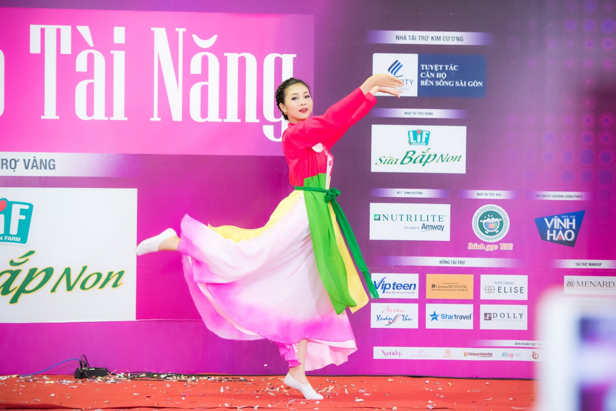 Bùi Nữ Kiều Vỹ (SBD 293) duyên dáng trong áo tứ thân trên sân khấu. Người đẹp Quảng Nam thể hiện điệu múa dân gian dẻo dai cuốn hút và nhận được sự chú ý theo dõi của các thí sinh khác
