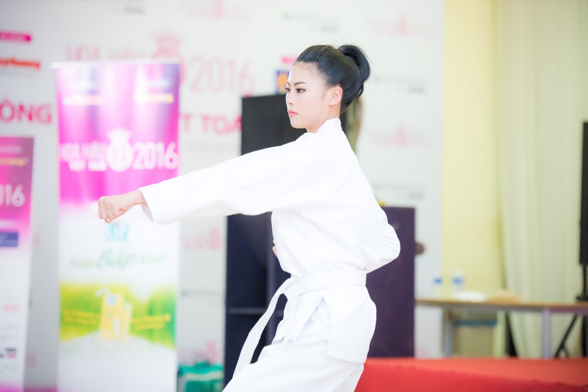 Đào Thị Hà (SBD 094) là thí sinh thi tài cuối cùng. Người đẹp Phố biển Cửa Lò 2016 - trổ tài múa quyền mạnh mẽ trên nền nhạc “Dòng máu Lạc Hồng”