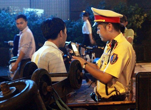 Bị phạt 3,5 triệu đồng vì... 'uống một cốc bia nhỏ'