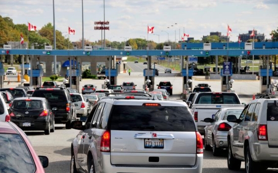 Đoàn xe xếp hàng chờ được vào Canada từ biên giới Mỹ