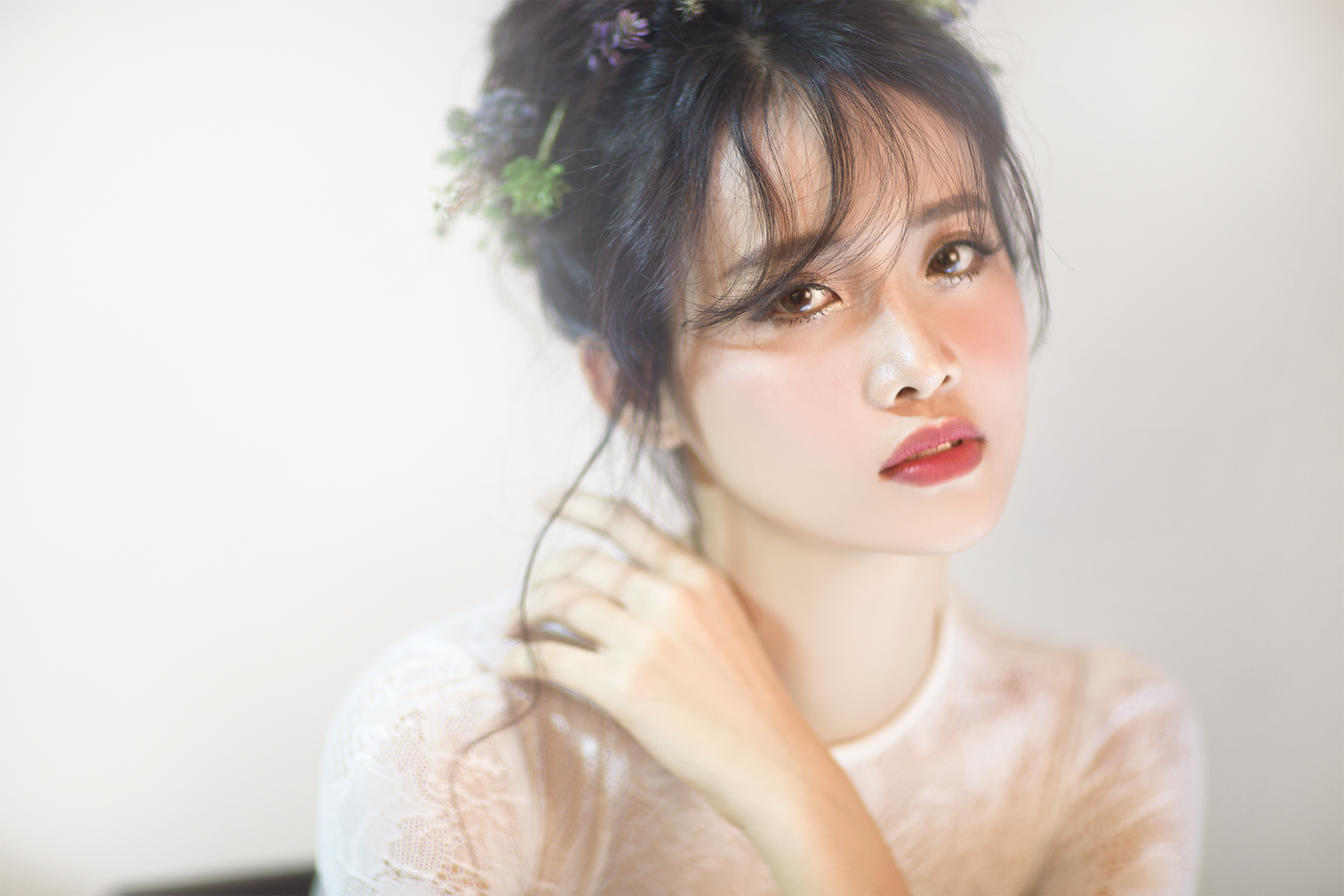 Vốn là cô gái sống nội tâm, bởi vậy trong bộ hình của mình, dù hóa nàng công chúa cổ tích nhưng đa phần biểu cảm trên gương mặt của Mỹ Nhân lại thoáng chút ưu tư, man mác buồn.