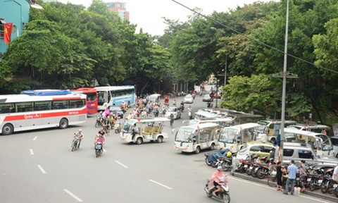 Đi bộ ở khu vực Hồ Gươm, phương tiện cơ giới đi lại thế nào?