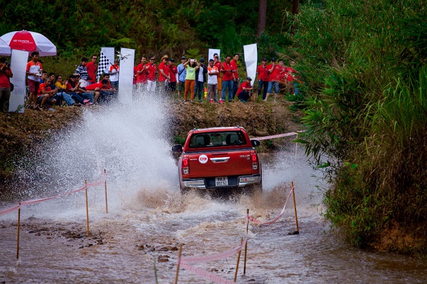 Toyota Hilux &quot;đại náo&quot; Tây Nguyên