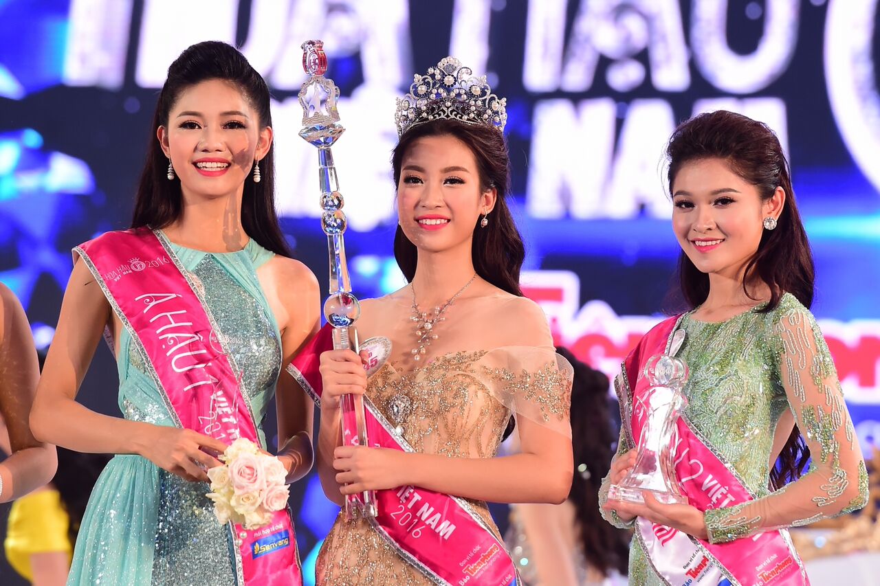 Tân Hoa hậu và 2 Á hậu