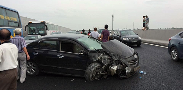 Xe ô tô đâm liên hoàn trên cao tốc Hà Nội - Hải Phòng