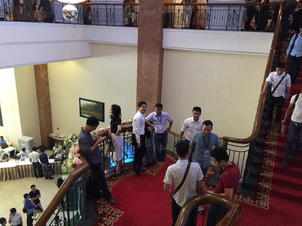 Hình ảnh bên ngoài hội trường