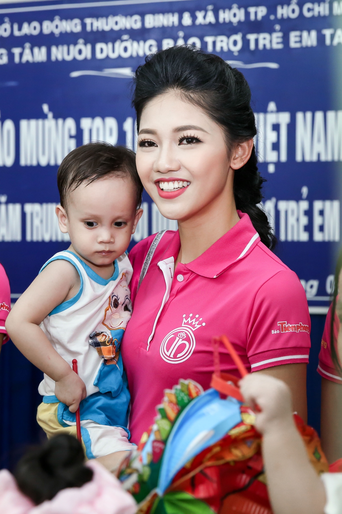 Các người đẹp có những giờ phút vui vẻ, thoải mái cũng như hào hứng trình bày những ca khúc thiếu nhi đáng yêu để gửi tặng các em nhỏ. Bên cạnh đó, Ban tổ chức Hoa hậu Việt Nam 2016 cũng gửi tặng số tiền mặt 50 triệu đồng để phần nào san sẻ và hỗ trợ trung tâm chăm sóc các em nhỏ.