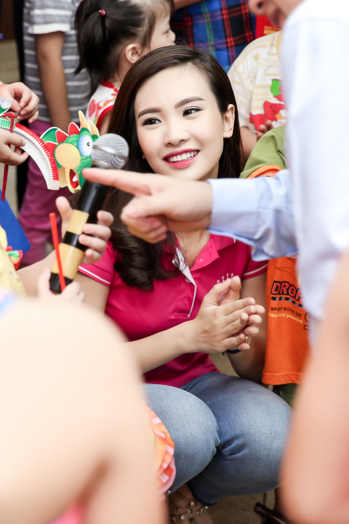  Các người đẹp có những giờ phút vui vẻ, thoải mái cũng như hào hứng trình bày những ca khúc thiếu nhi đáng yêu để gửi tặng các em nhỏ. Bên cạnh đó, Ban tổ chức Hoa hậu Việt Nam 2016 cũng gửi tặng số tiền mặt 50 triệu đồng để phần nào san sẻ và hỗ trợ trung tâm chăm sóc các em nhỏ.