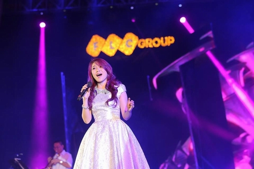 Nữ ca sĩ “vừa ăn vừa hát” háo hức khi được biểu diễn cùng “thầy” trong một show quan trọng và nhiều màu sắc.