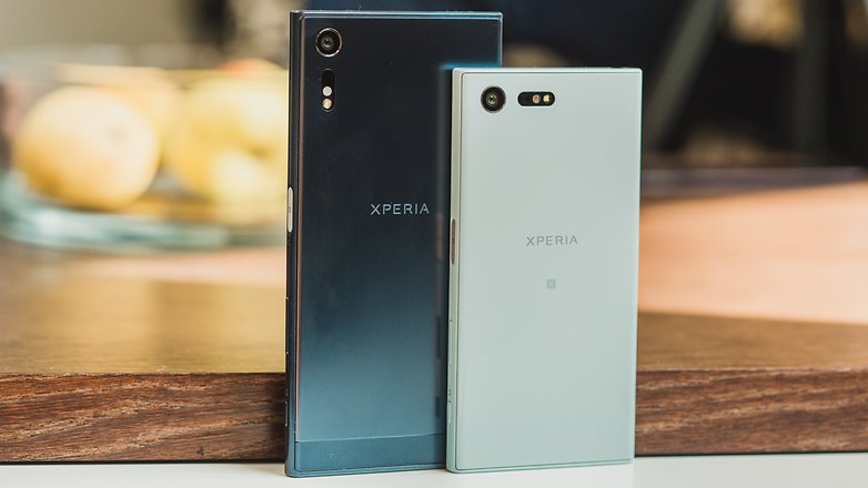 Sony Xperia XZ (trái) và X Compact (phải)