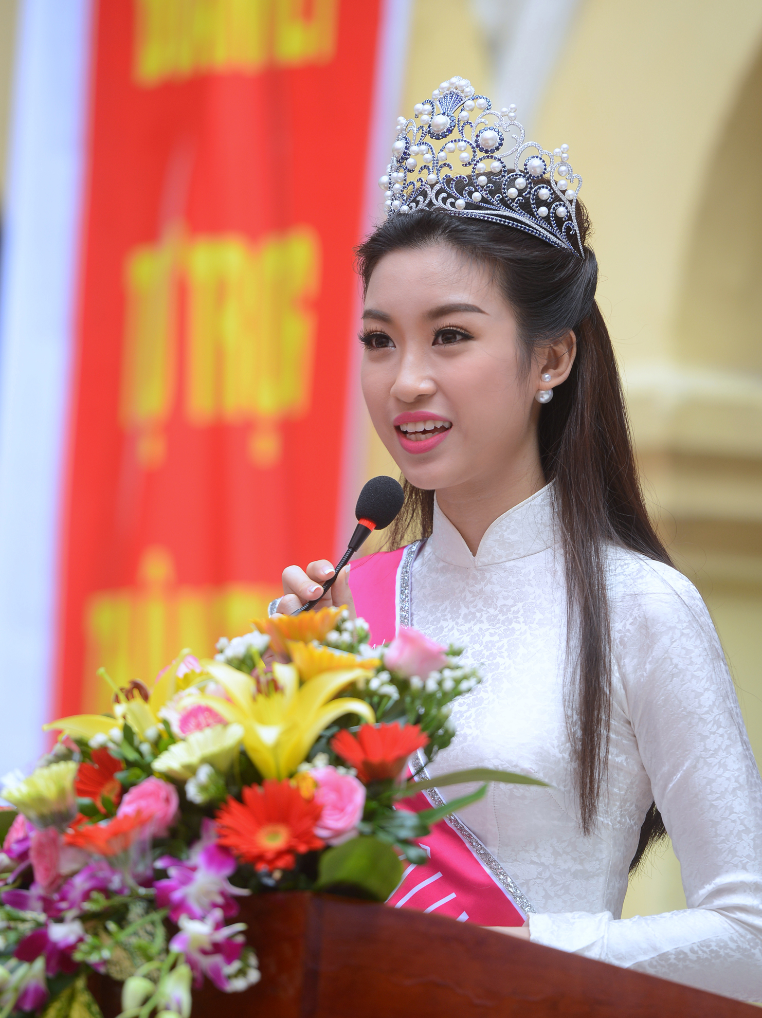  Sau khi thực hiện nghi thức chào cờ cùng các thầy cô giáo và các em học sinh, Hoa hậu Mỹ Linh đã có những lời tâm sự, chia sẻ về những kỷ niệm của cô tại mái trường thân yêu. Hoa hậu cho biết đó là những năm tháng đẹp đẽ nhất đời học sinh mà cô sẽ không bao giờ quên. Cô cũng hy vọng các thế hệ học sinh trường Việt Đức sẽ ngày càng làm rạng danh cho mái trường này.