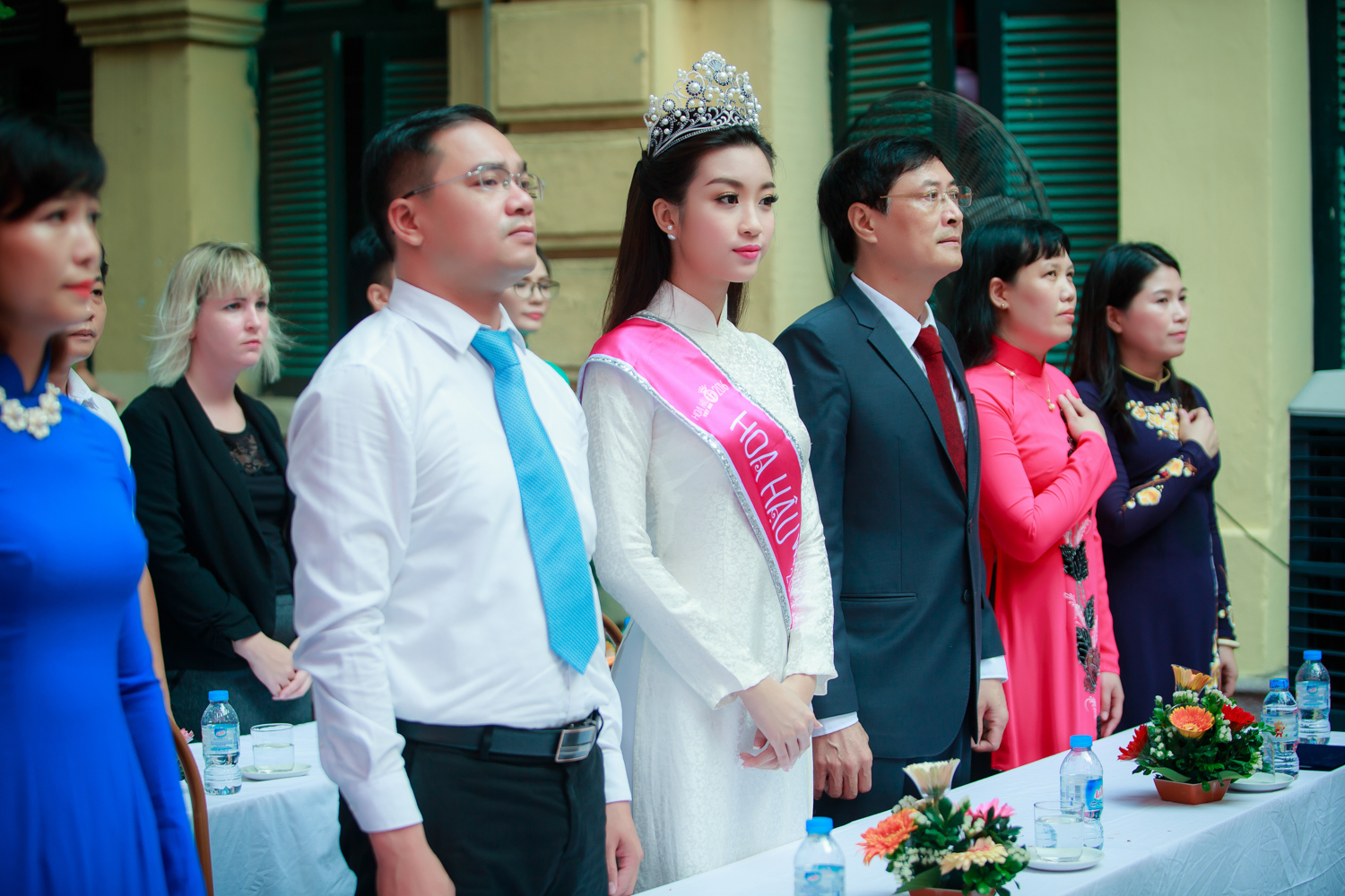 Hoa hậu thực hiện nghi thức chào cờ